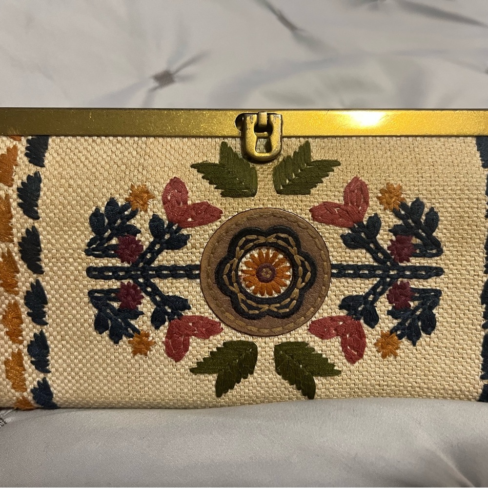 F o s s i l • VRI Floral Embroidered Clutch